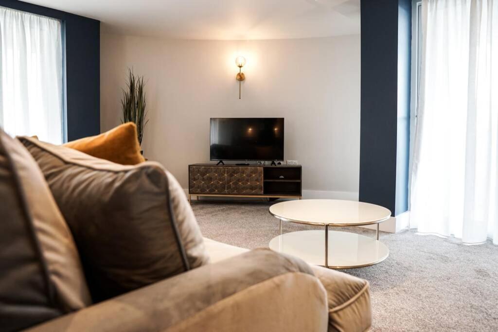 Beautiful 3 Bedroom Apartment By The Sea New Quay Exteriör bild