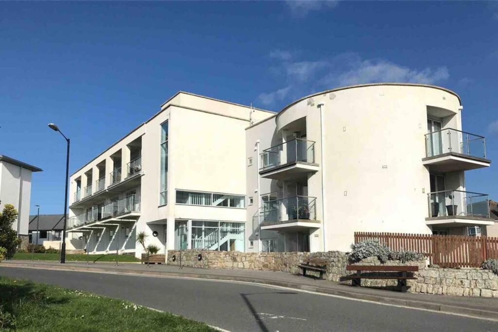 Beautiful 3 Bedroom Apartment By The Sea New Quay Exteriör bild