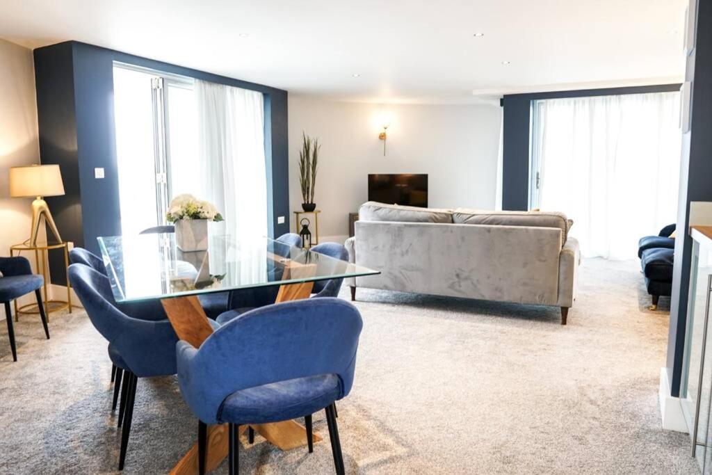 Beautiful 3 Bedroom Apartment By The Sea New Quay Exteriör bild