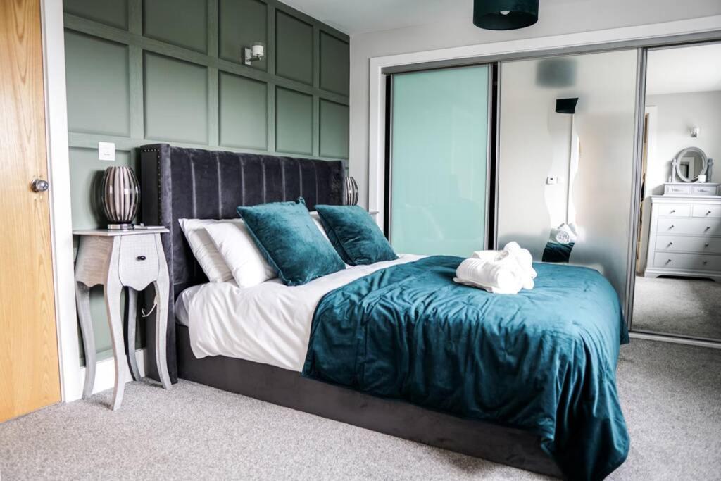 Beautiful 3 Bedroom Apartment By The Sea New Quay Exteriör bild