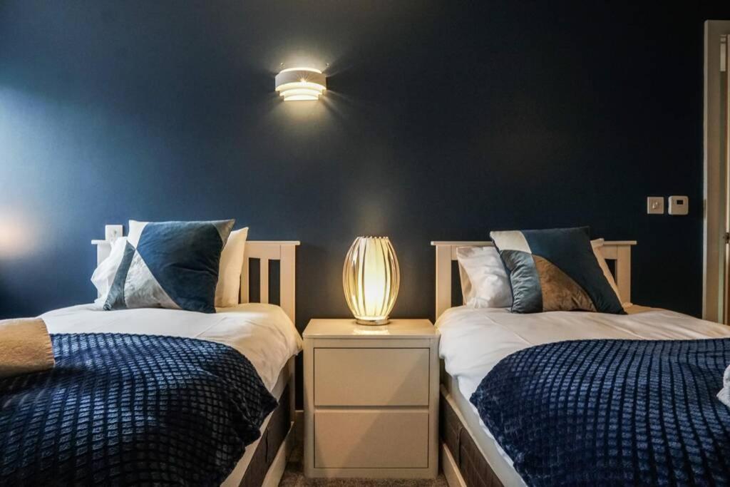 Beautiful 3 Bedroom Apartment By The Sea New Quay Exteriör bild