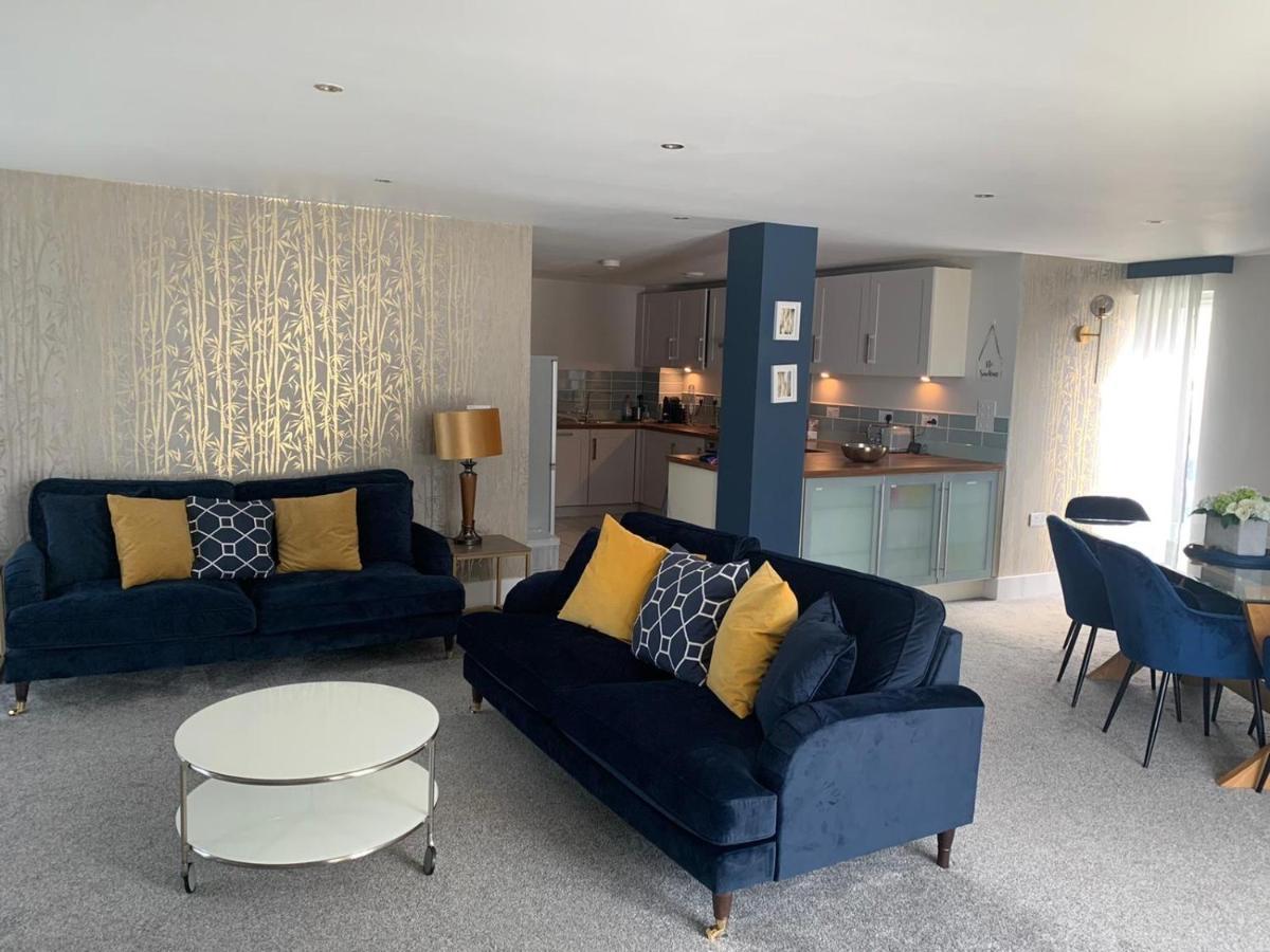 Beautiful 3 Bedroom Apartment By The Sea New Quay Exteriör bild