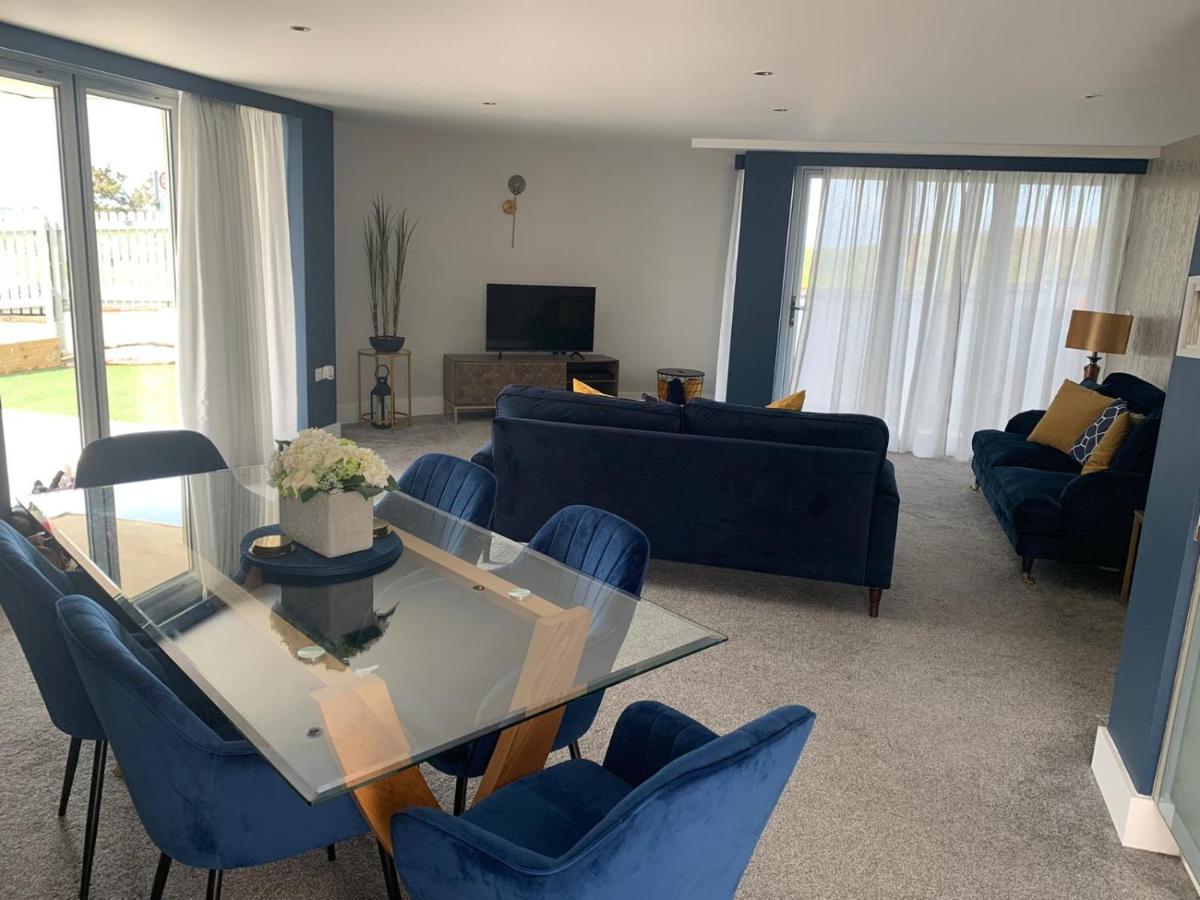 Beautiful 3 Bedroom Apartment By The Sea New Quay Exteriör bild