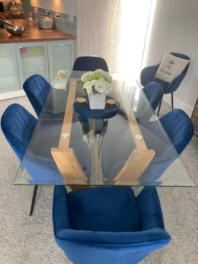 Beautiful 3 Bedroom Apartment By The Sea New Quay Exteriör bild